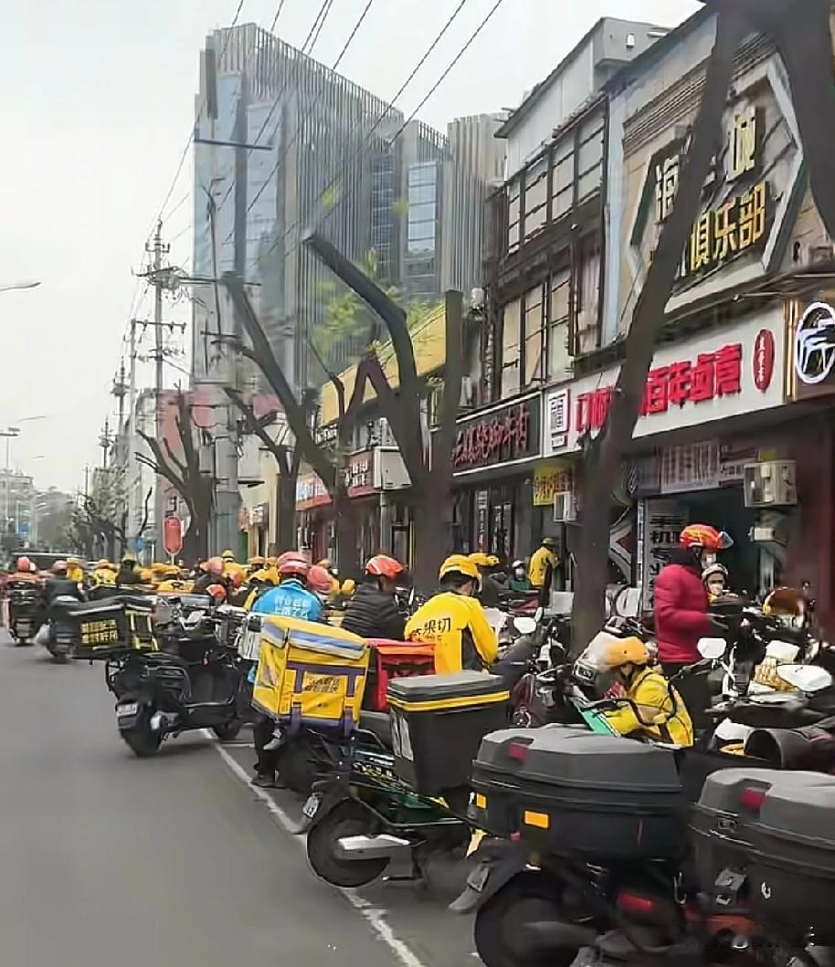 每当看到这么多外卖大军时，我就在想这么多送外卖的，他们之前是做什么工作的？

是