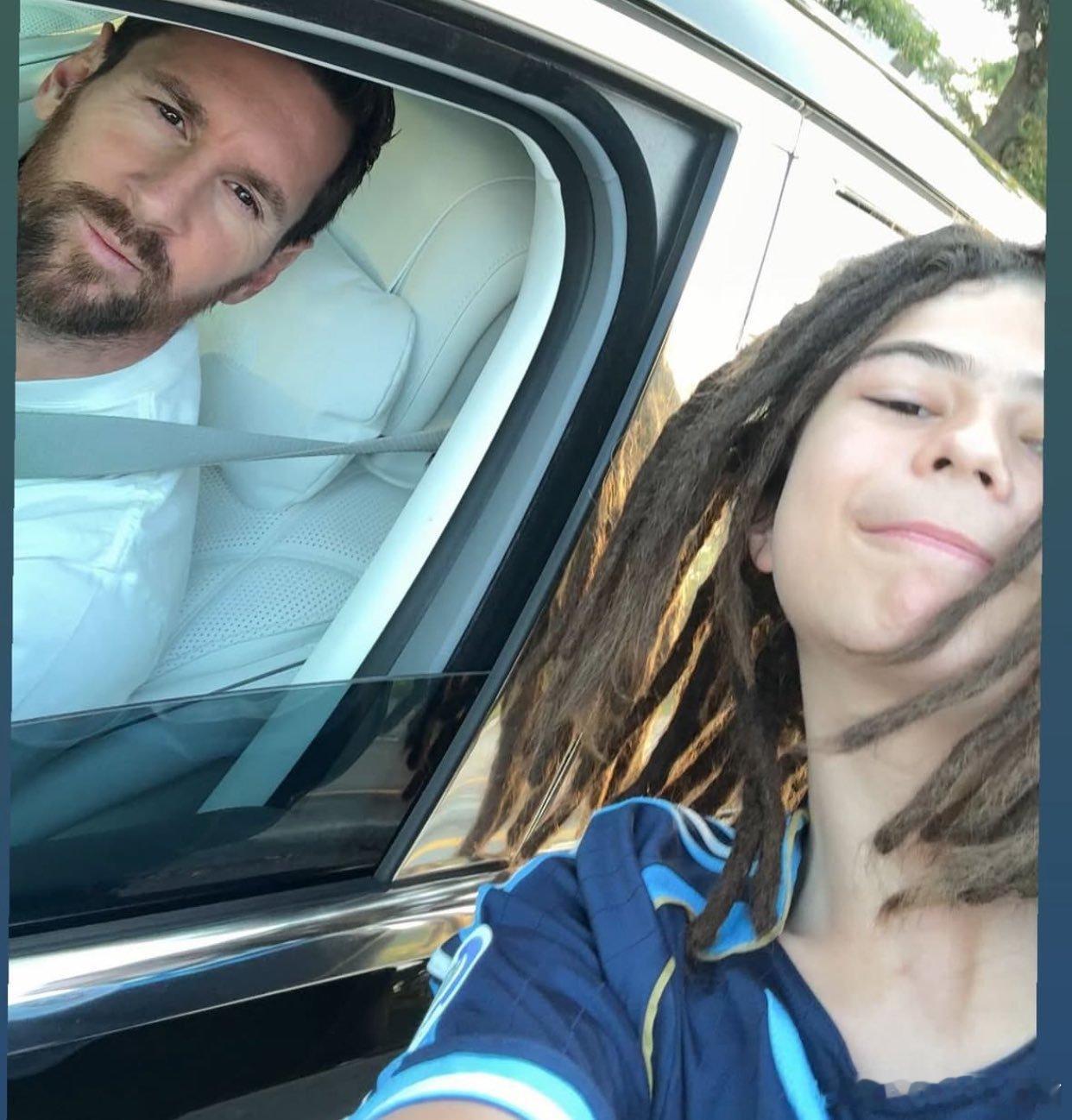 梅西  🐐梅西能有多可爱  这种照片刷多了总感觉此东很好偶遇的亚子🥲 ​​​