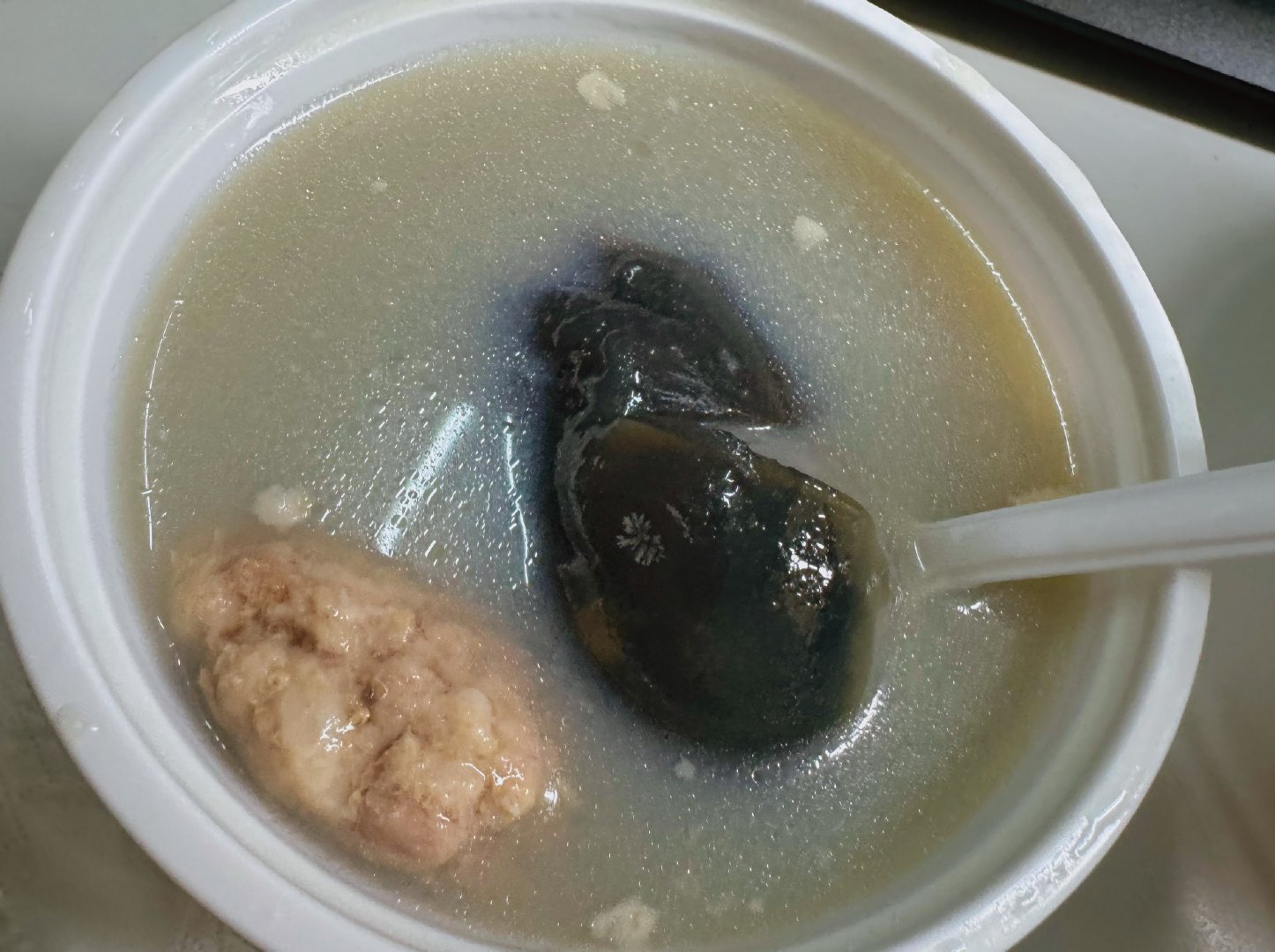 今天有事情没去食堂就点了南昌拌粉和皮蛋肉饼汤，这个汤好鲜哦