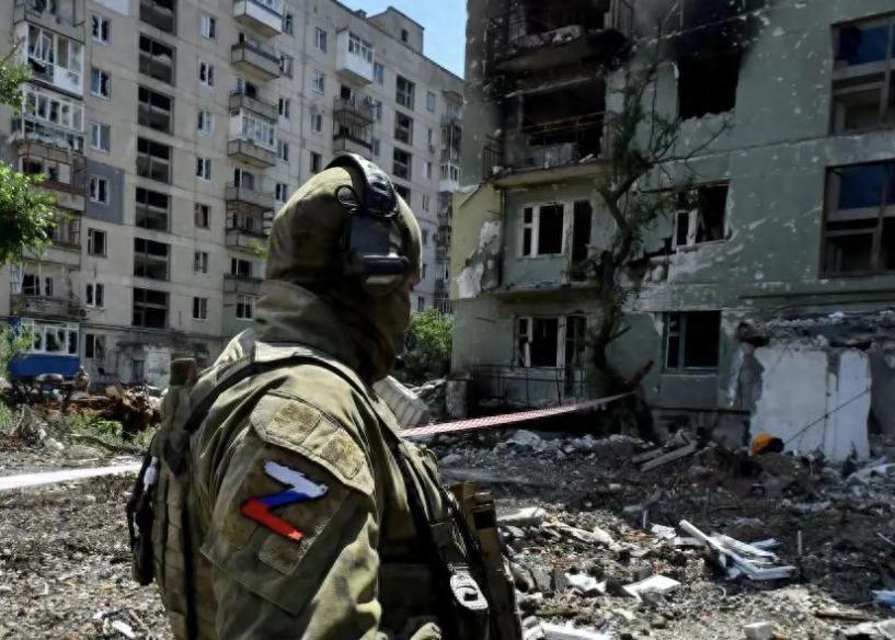 泽连斯基酿下大错！大俄声东击西，乌克兰第6大城市要遭殃了。在12月初的时候，俄军