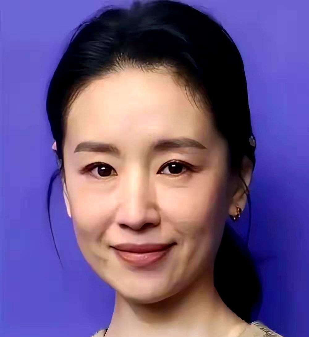 一边是菜园养鸡，素颜逛夜市；一边是爆款剧不断，口碑翻红。
同一场风波，十年后境