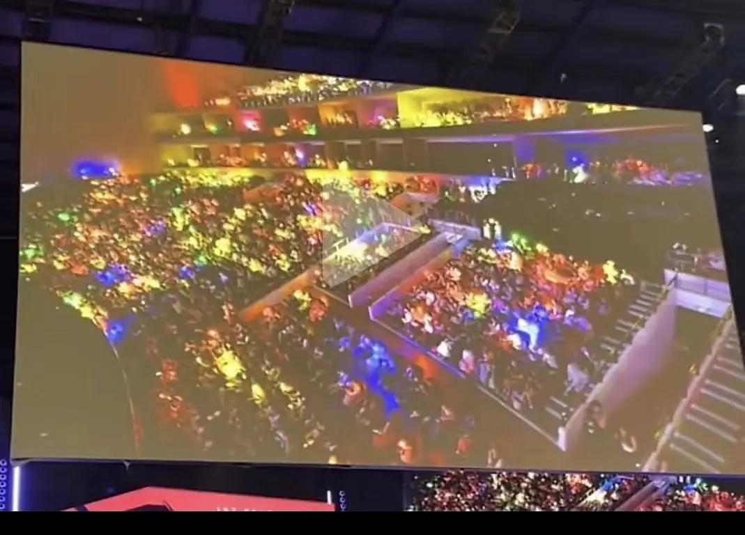 TOP无畏契约表演赛直播朱志鑫和苏新皓谁的灯牌更多 有人说是黄海有人说是红海🤔
