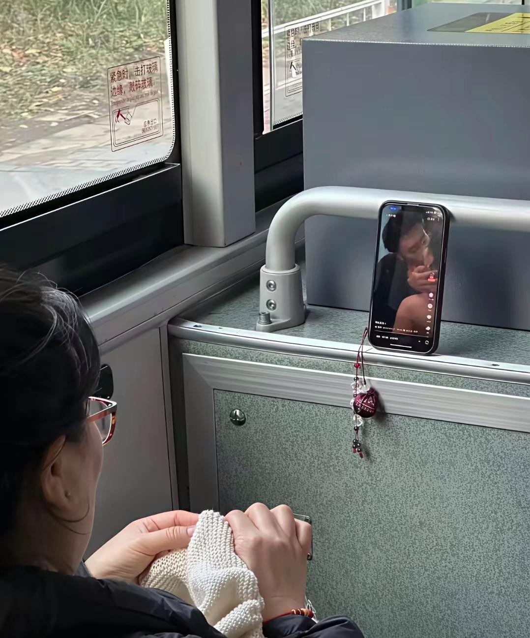 大妈你回家看不行吗？你这还挺潮的！