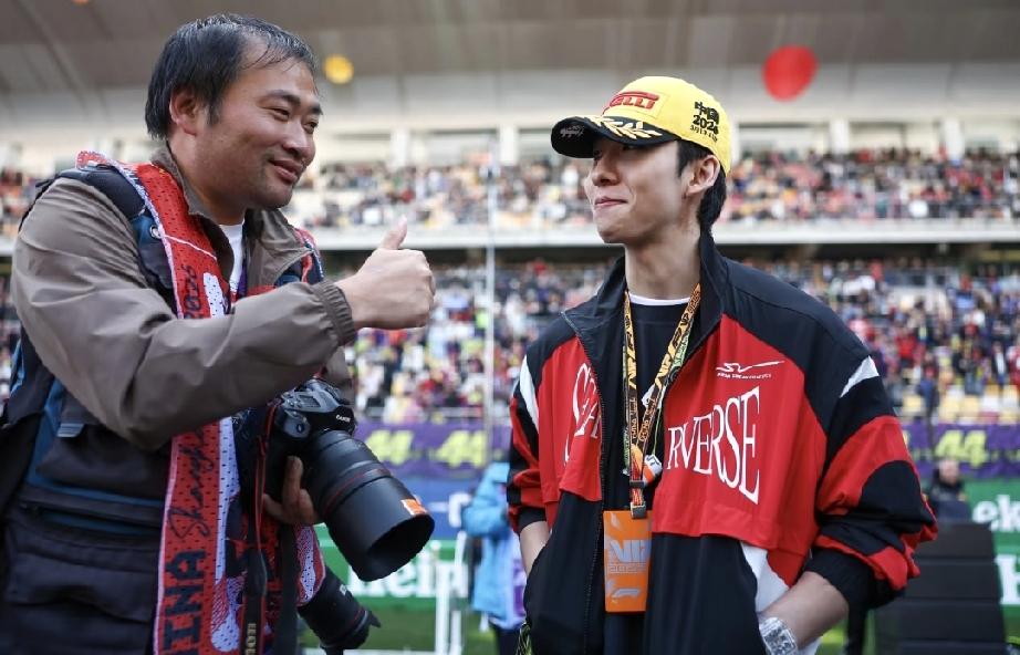 中国籍短道速滑名将林孝埈今日现身上海观看F1中国大奖赛。冰上先锋体会F1赛场的极