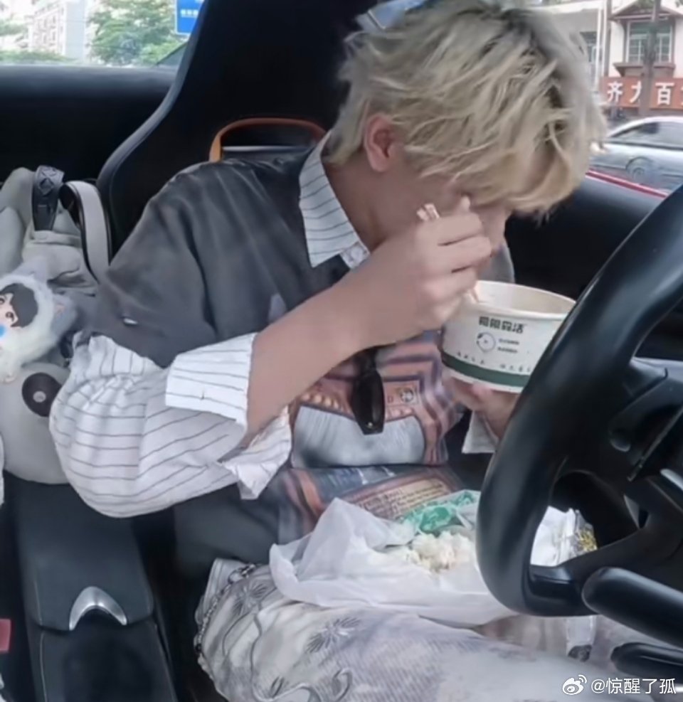 张极在跑车上吃猪脚饭 跑车里大口炫饭，毫无偶像包袱，干饭才是头等大事，这反差也太