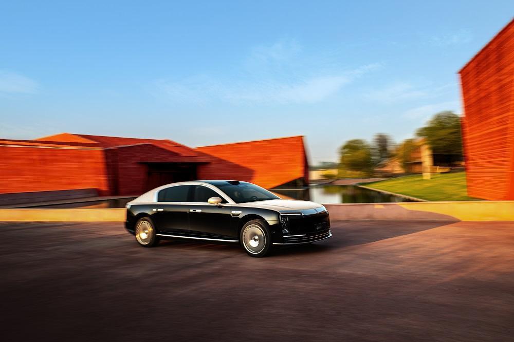 满分底盘+圈层追捧，尊界S800重构豪华车标准
大飙车史上首款底盘满分车型尊界S