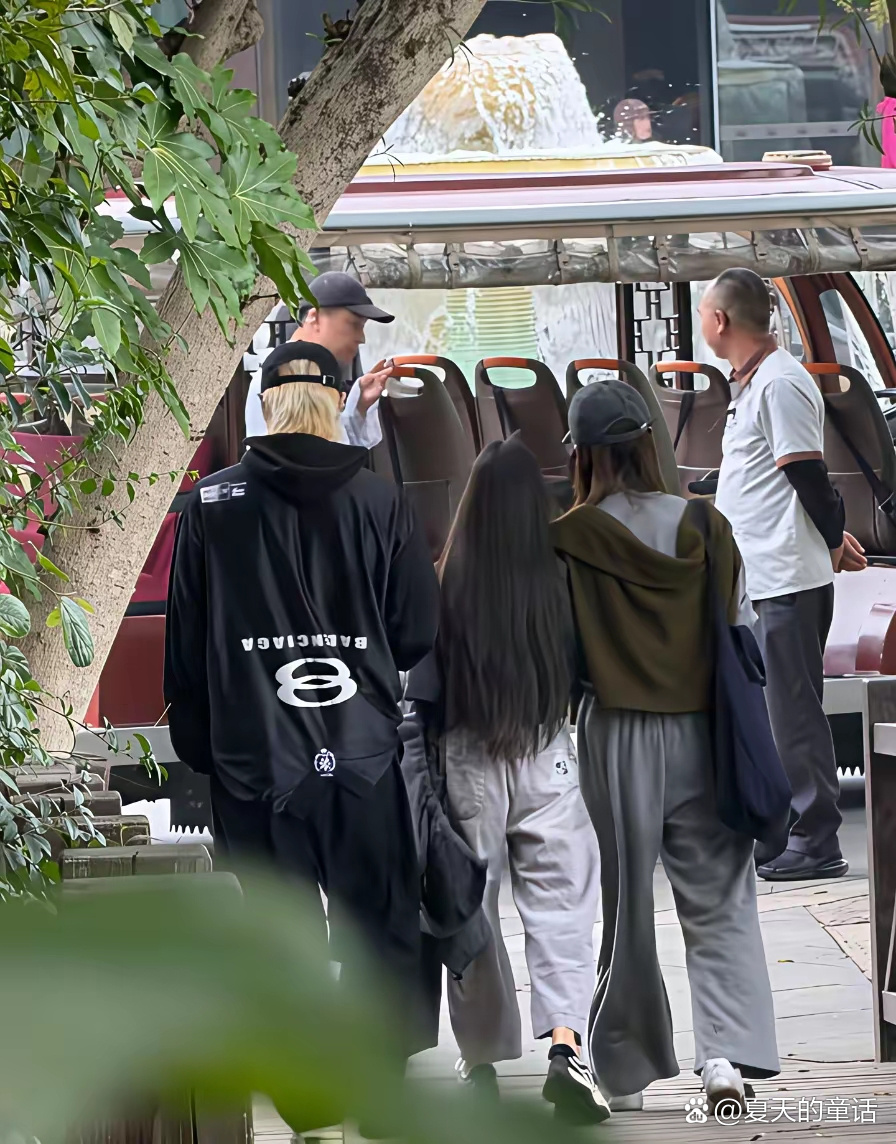 戚薇带11女儿现身乌镇逛街。母女俩都长发飘飘，11岁女儿长得好高，都快要和妈妈一
