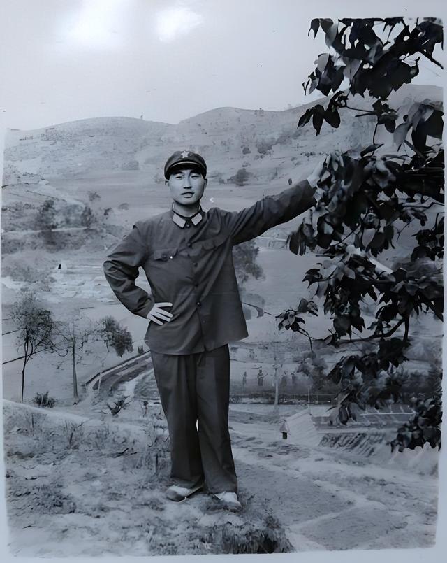 当兵时，我和营长的妹妹晓丽暗生情愫。然而就在感情渐深时，营长突然找我谈话。那一晚
