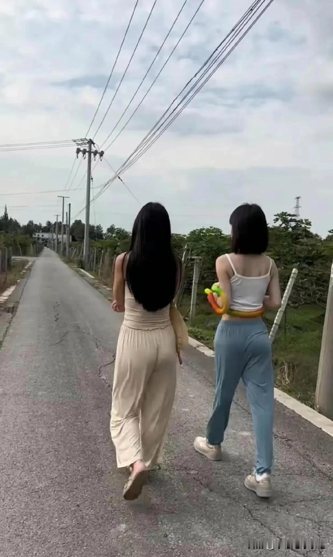 姐妹一起出去浪，我拍你美