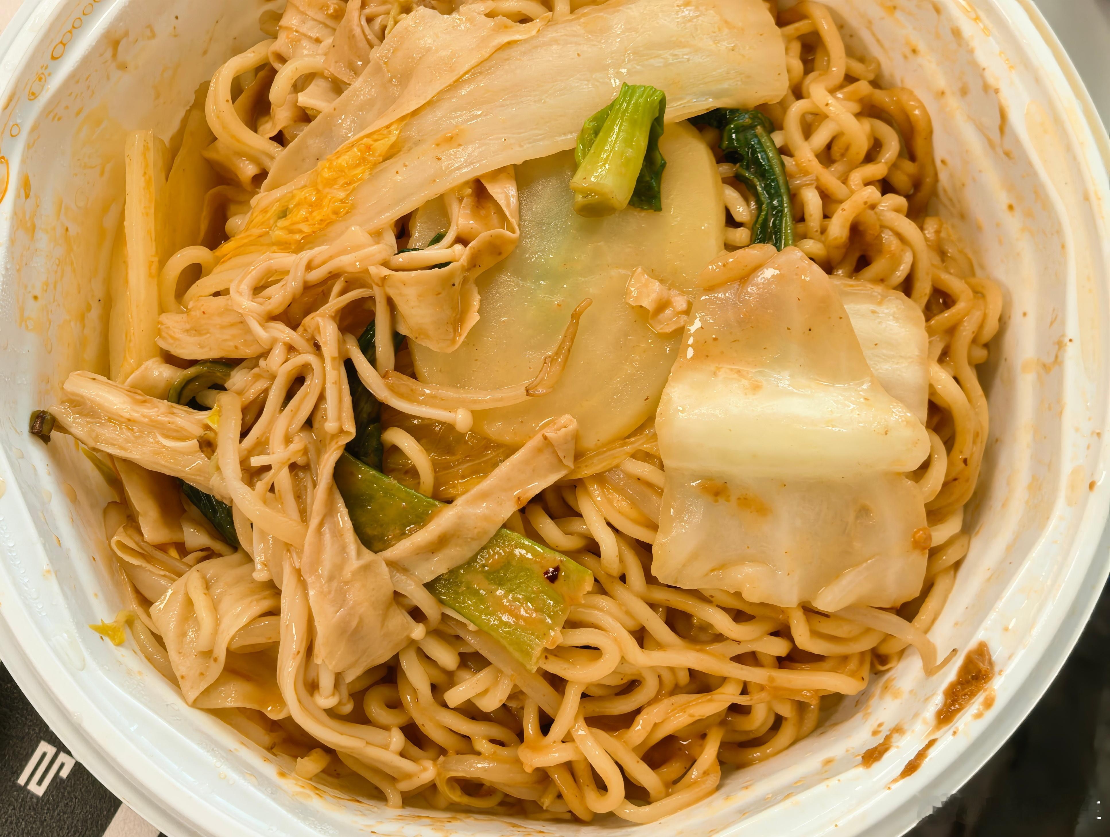 加麻酱的麻辣烫也太香了[馋嘴]，你们都吃了吗？ ​​​
