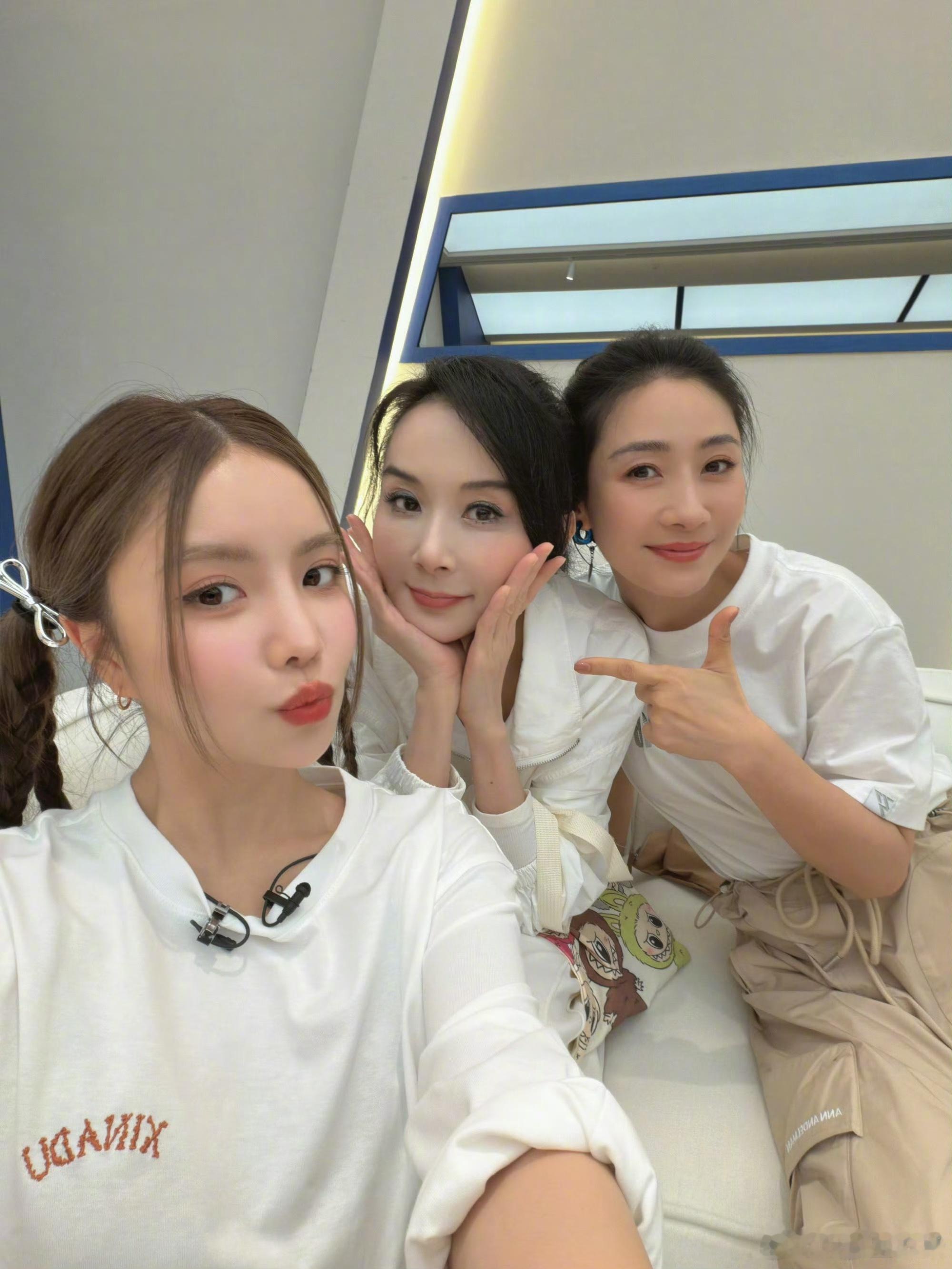 安崎晒安萧鸟队合照安萧鸟队的合照也太有团魂了！发练习室合照和一公舞台照，从当初直