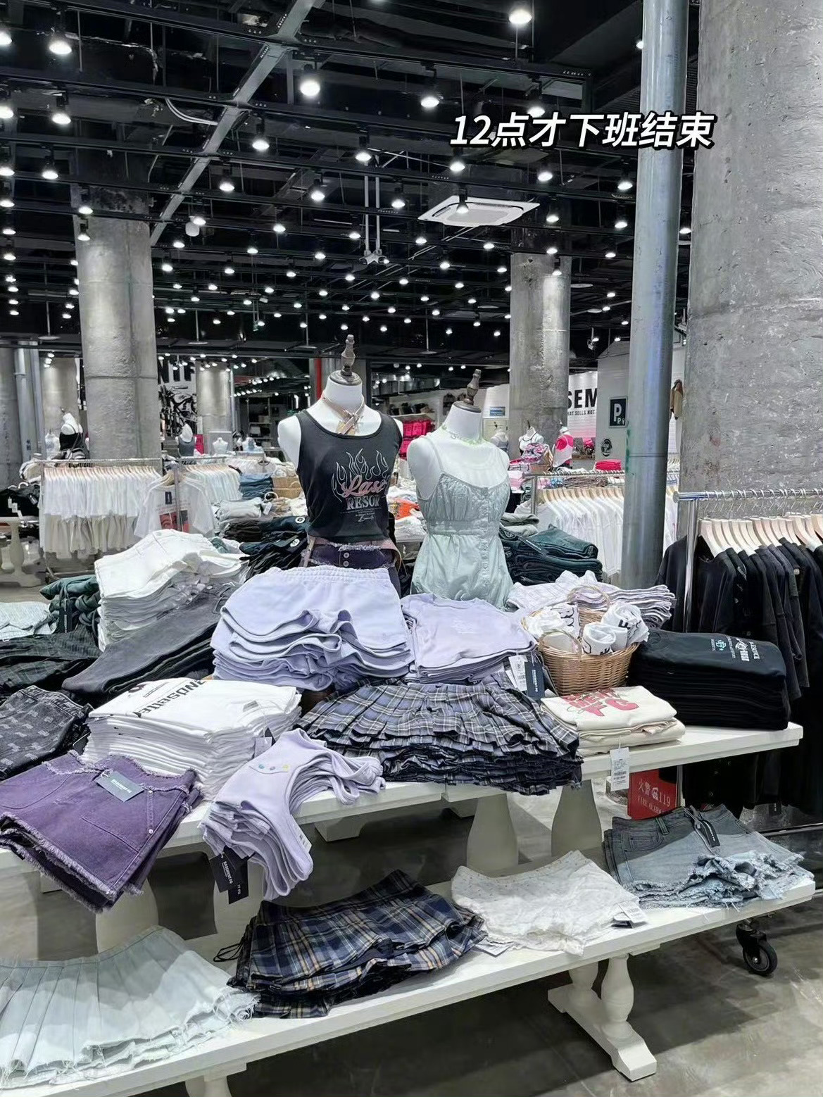 趁周末去体验了一把当打工人的「快乐」去最近潮人聚集地🛍️𝘽𝙁兼职了一天终于