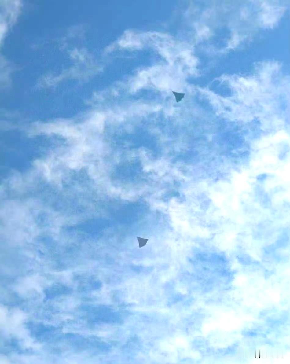 这是网友拍到的两架六代机同飞照片，虽然不知道照片真实性，但六代机真实性是已经确认