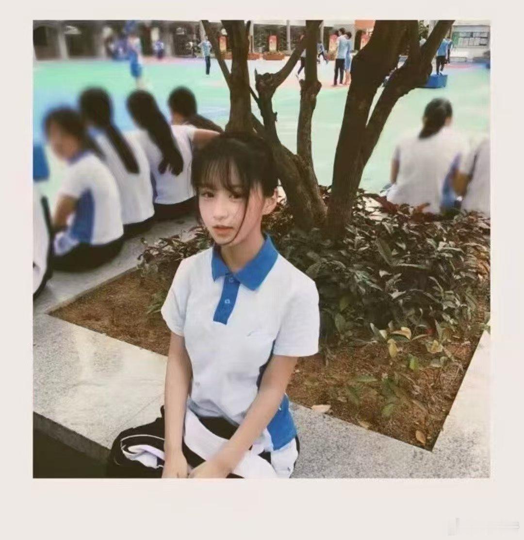 包上恩包上恩高中长这样学生时代颜值天花板，没有精致妆造也难掩精致五官，完全是小说