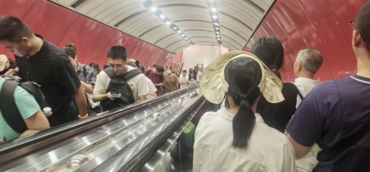 在地铁上抢坐位的启示 
      乘坐地铁者，在起点站乘车，基本上就是靠谁冲得