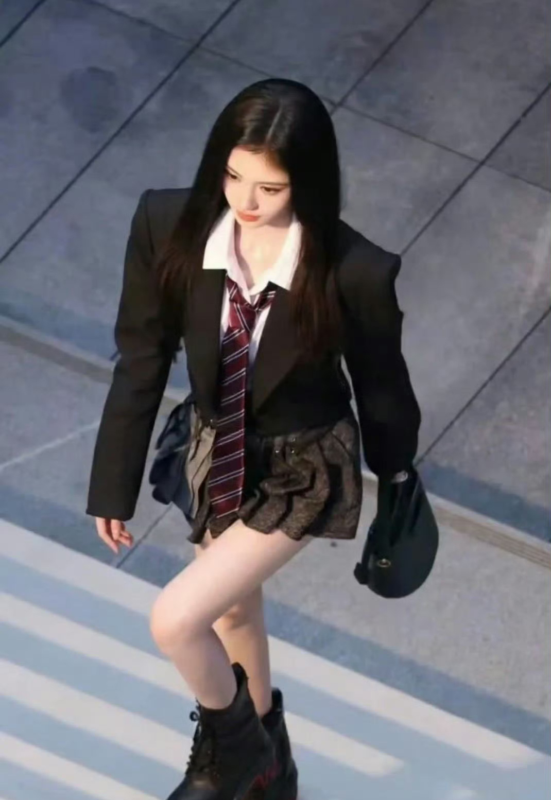 鞠婧祎万花世界学院风造型，苏绿夏学姐好帅啊[酷] ​​​