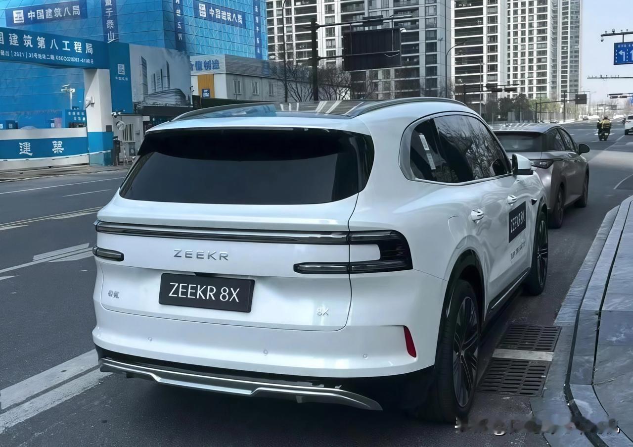 26年最值得等待的车型极氪8X，暂时没有之一。
极氪8X无伪装实拍图，实车比图片