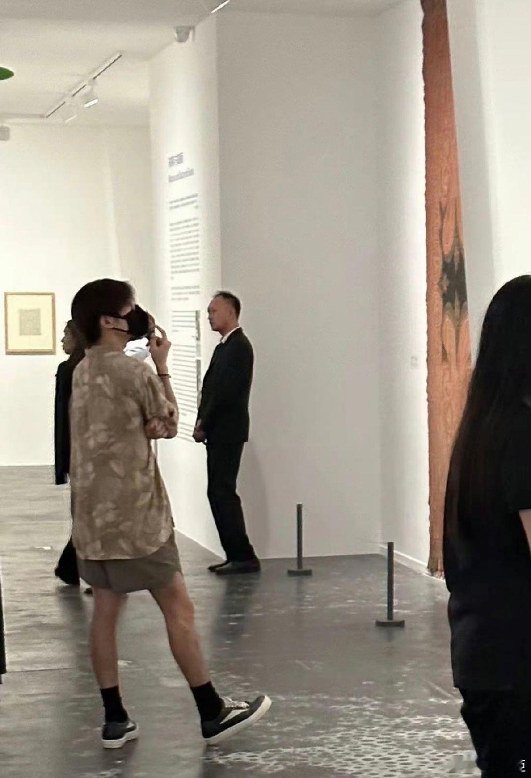 总在意想不到的地方偶遇易烊千玺有人在海边随手对着晚霞按了一下快门，回家放大一看：