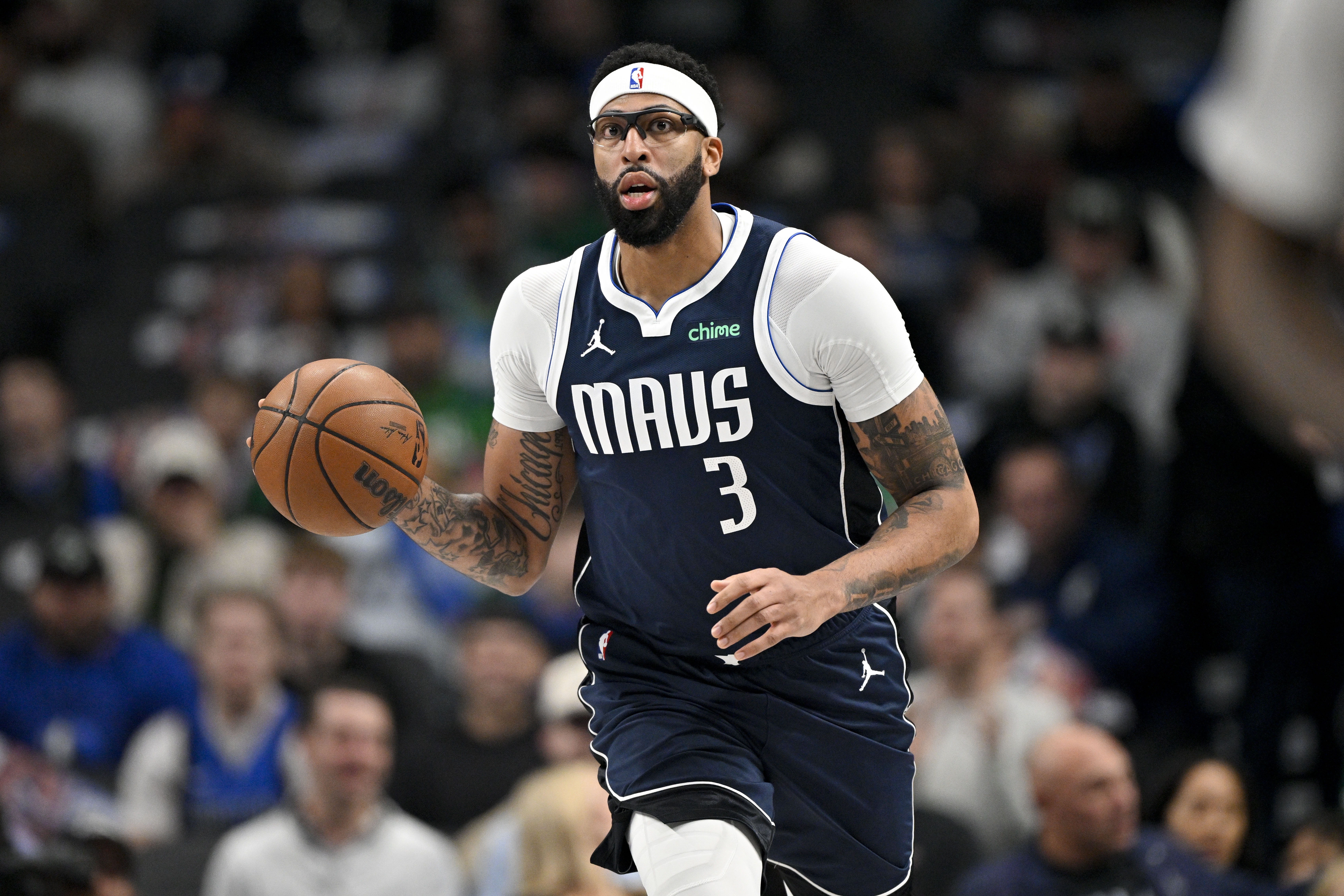 让你们鹈鹕球迷嘘他！上半场浓眉攻防两端表现出色，打了15分钟16投10中，三分2