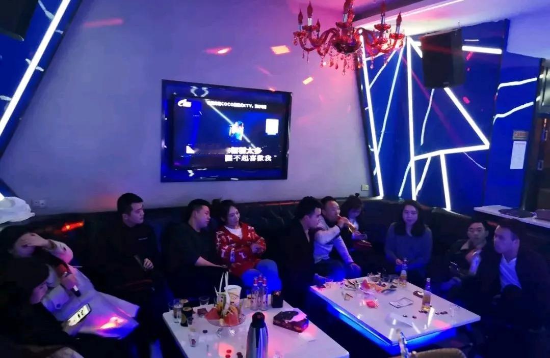 某王总，总结的歌厅现象
老爸混的好的，儿子带别人家的女儿去歌厅唱歌。
老爸混的不