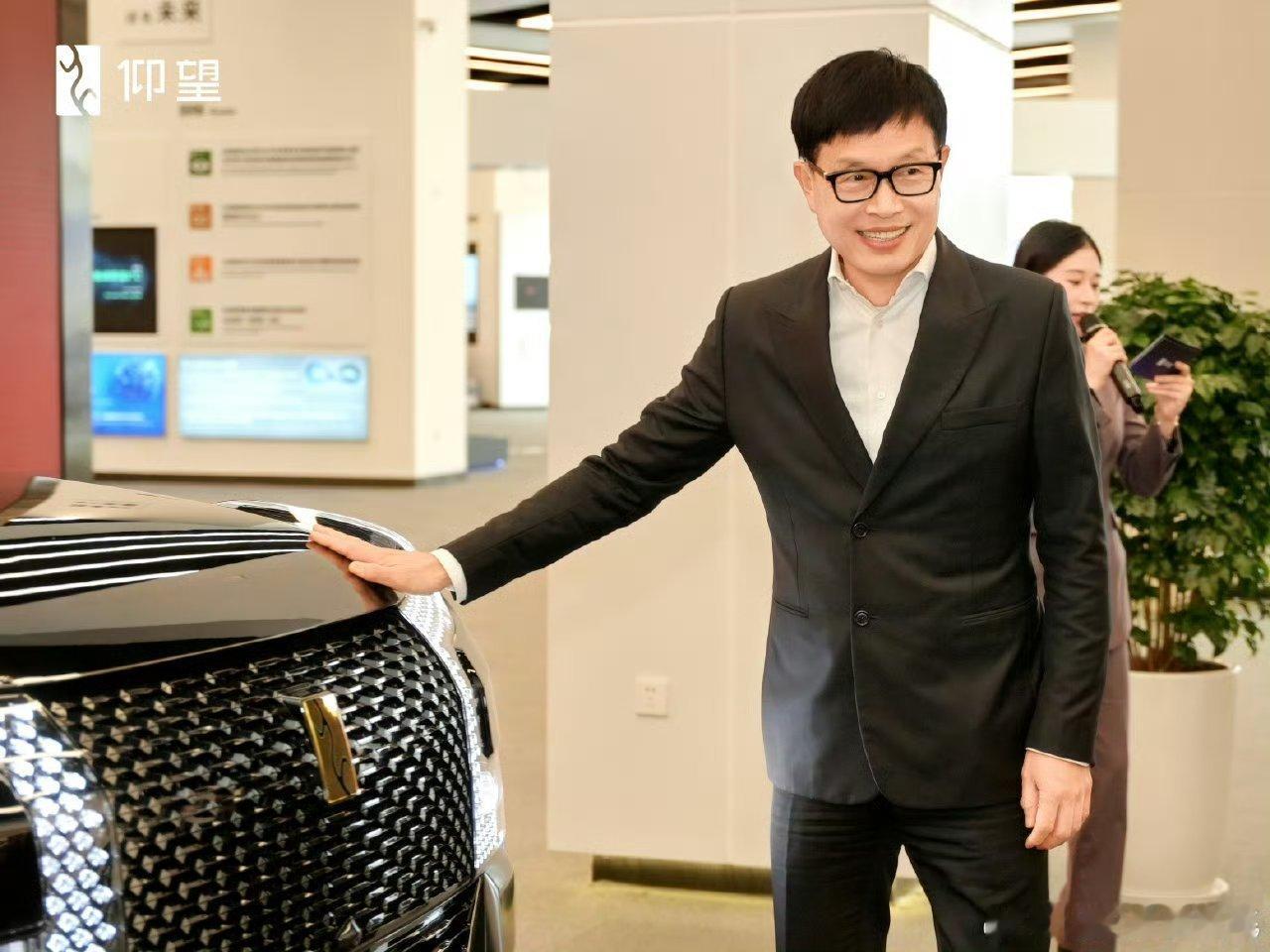 美的老板方洪波也成了仰望U8L鼎世版的车主，船夫哥亲自交付。仰望朋友圈的实力越来