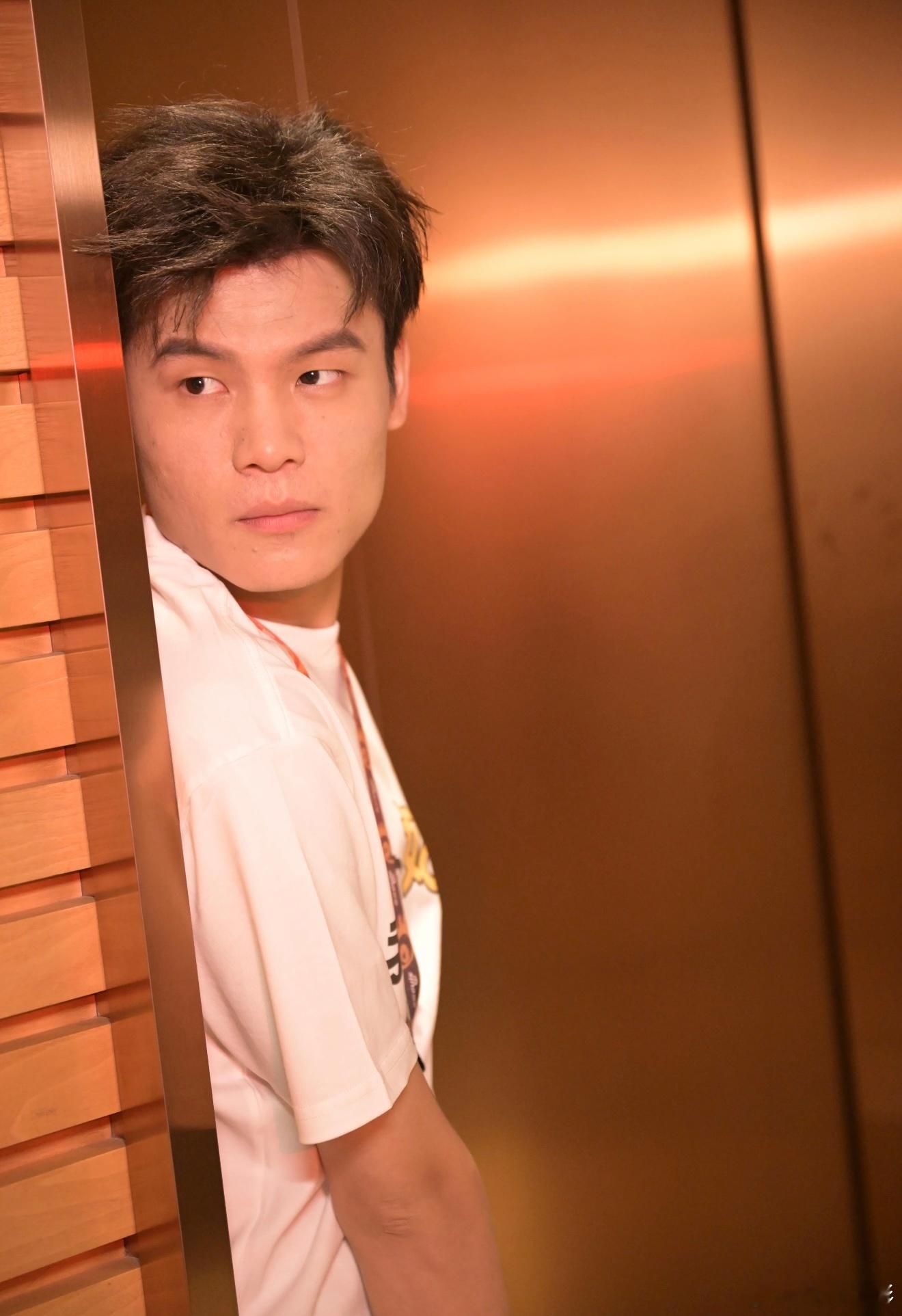 何广智直面对上VaVa，表情严肃跳着幼儿园广播体操，反差感拉满，这波操作让人完全