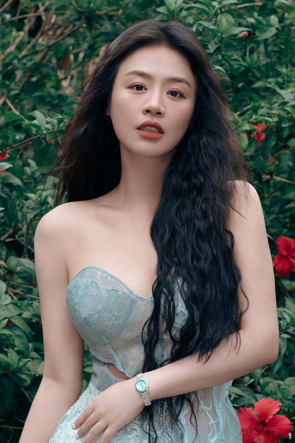 马思纯，透视蕾丝抹胸裙，性感丰满美到窒息 