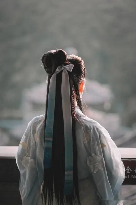 人活到一定年纪，就戒掉了对人心的期待
 
以前年轻，总爱热闹，喜欢攒局、维系人脉