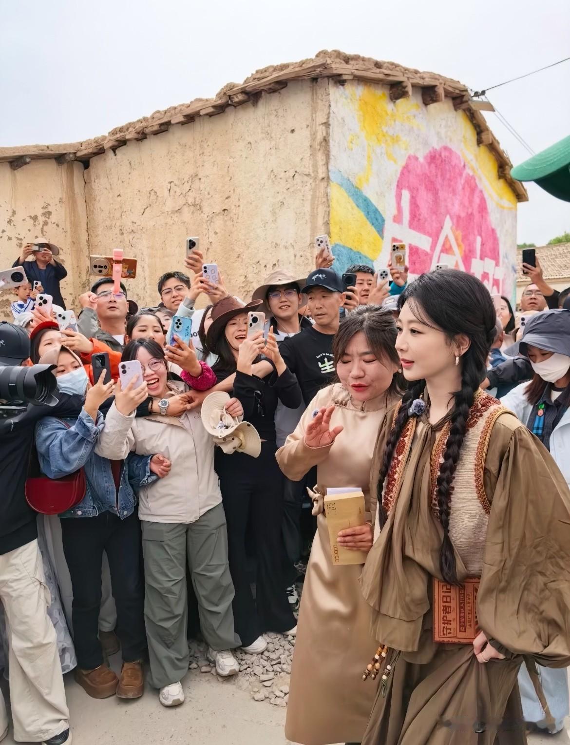 6月7日，杨紫重返《生命树》拍摄地！
打卡生命树彩绘墙，并且与其合影留念！
有一