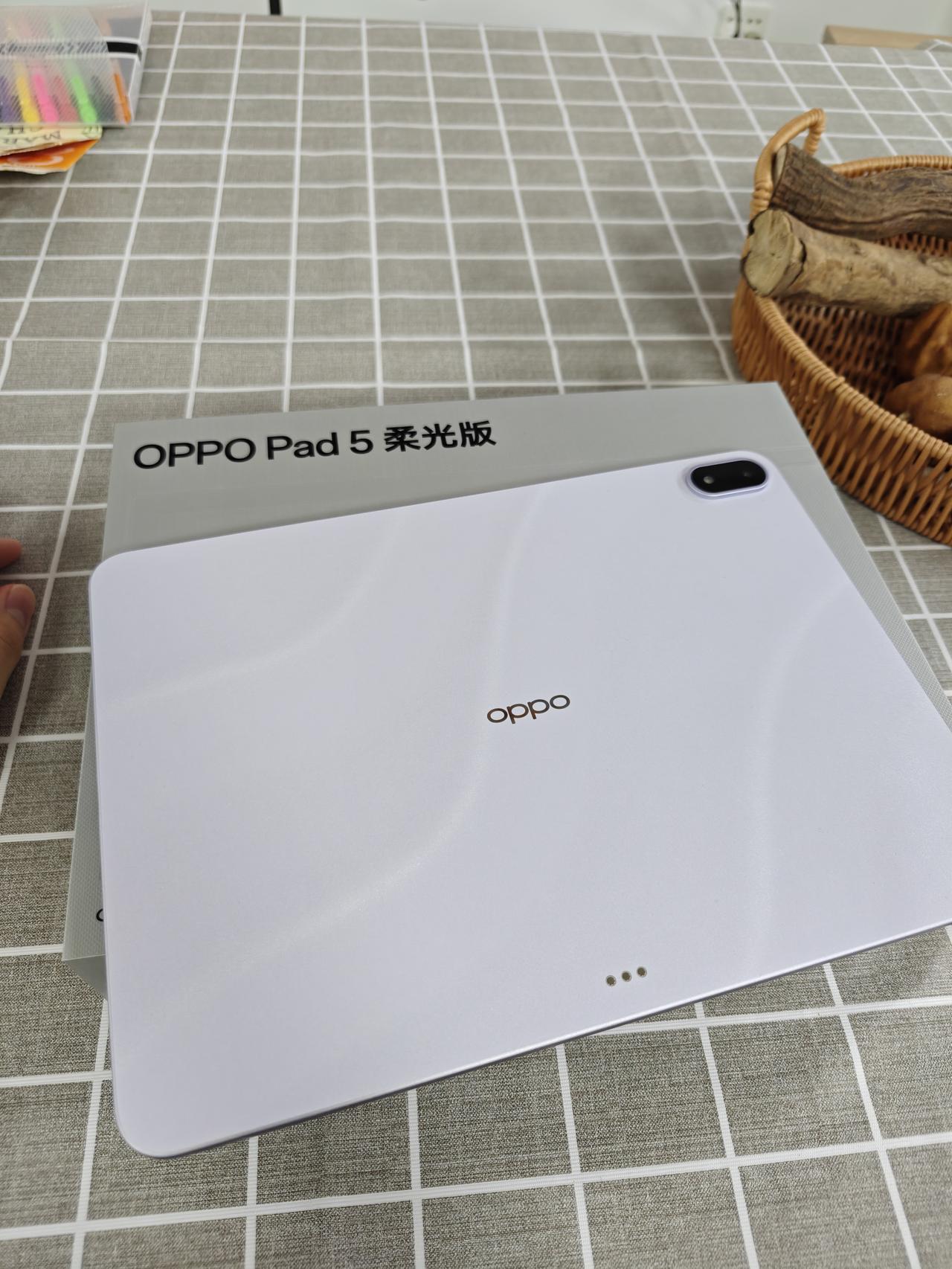 终于轮到我发这个文案了！！！😭✨
这个世界什么都是假的——
爱情是假的
承诺是