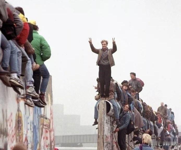 1989年11月9日
柏林墙倒塌