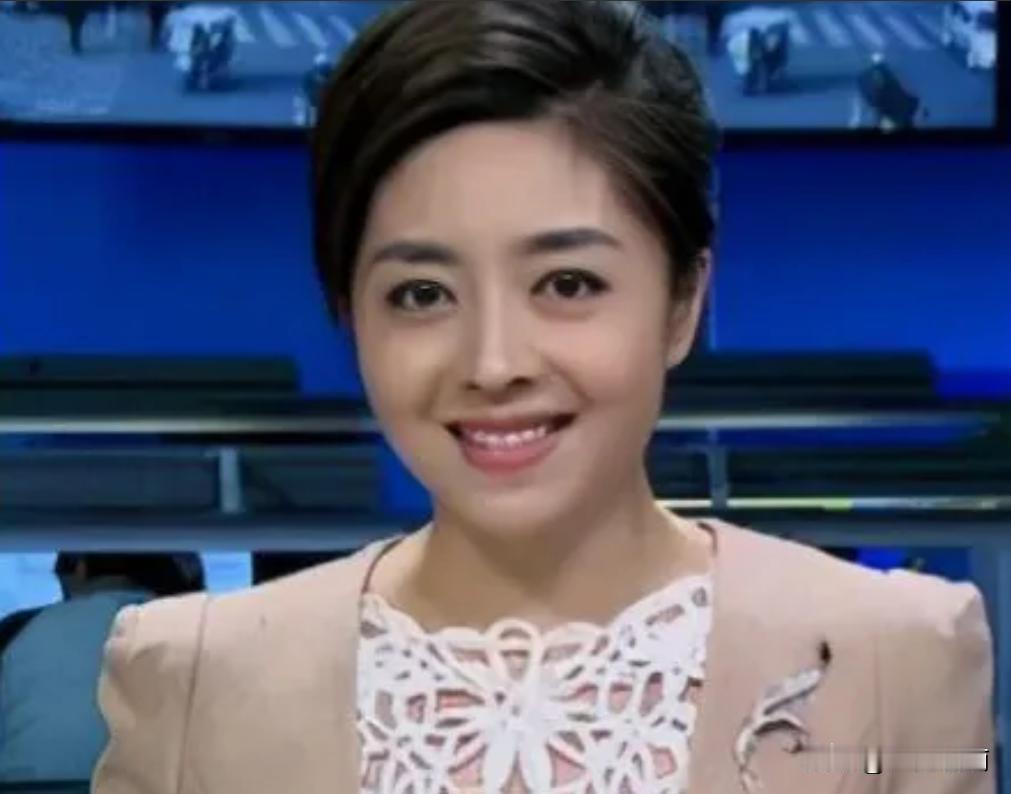 2015年，四川卫视女主持人佟瑶，聚完餐回酒店的路上，因为内急下车去路边草丛小解