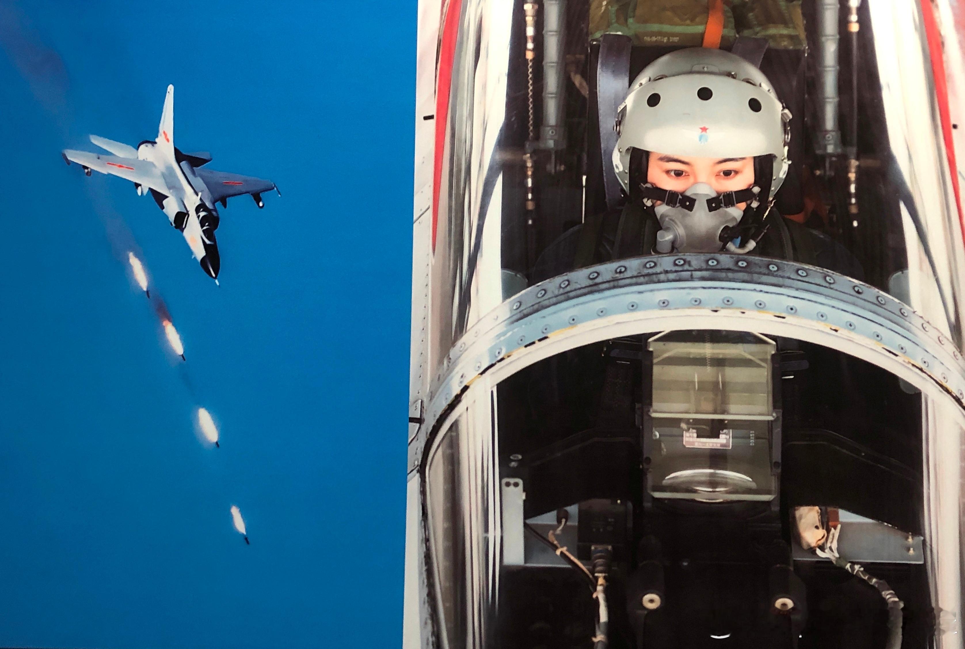 2018年女飞行员正驾驶战机进行突防突击。这是女飞行员首次亮相“金飞镖”突防突击