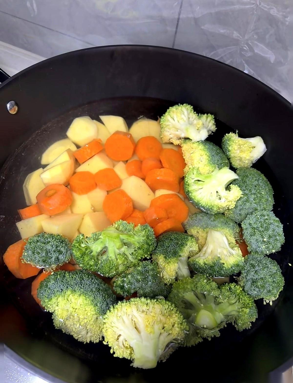 “一个月暴瘦20斤，只吃土豆、鸡胸肉、西兰花、胡萝卜！”这句口号，你肯定刷到过。