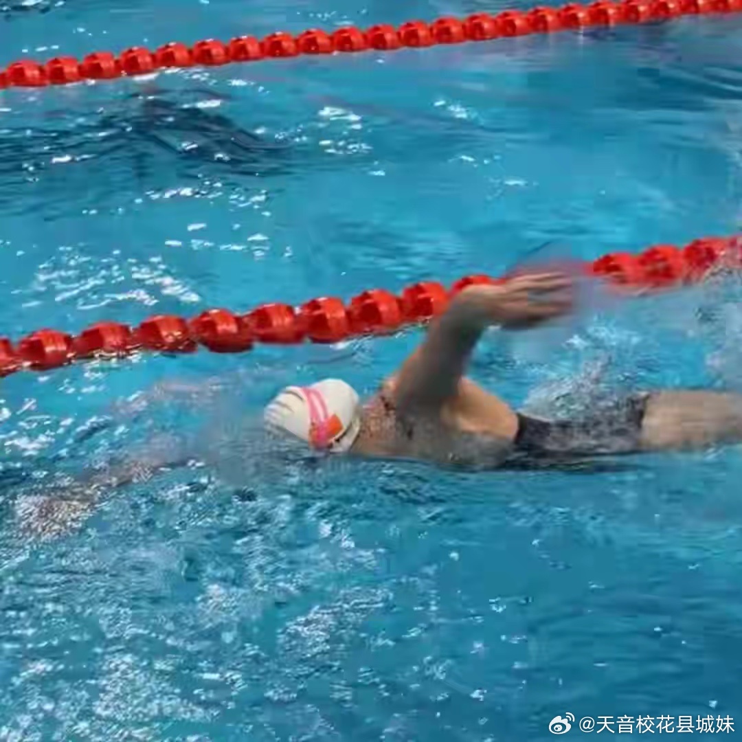 28岁张雨霏训练太拼了 不同方式先游1000米 后挂50公斤水桶再游十次 