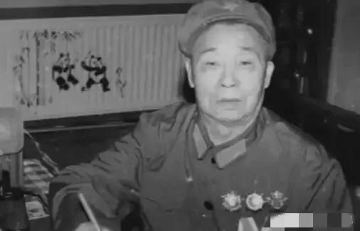 1947 年，四野一位师长娶了牺牲战友的遗孀。新婚夜，他没碰新娘，反而对着她提了