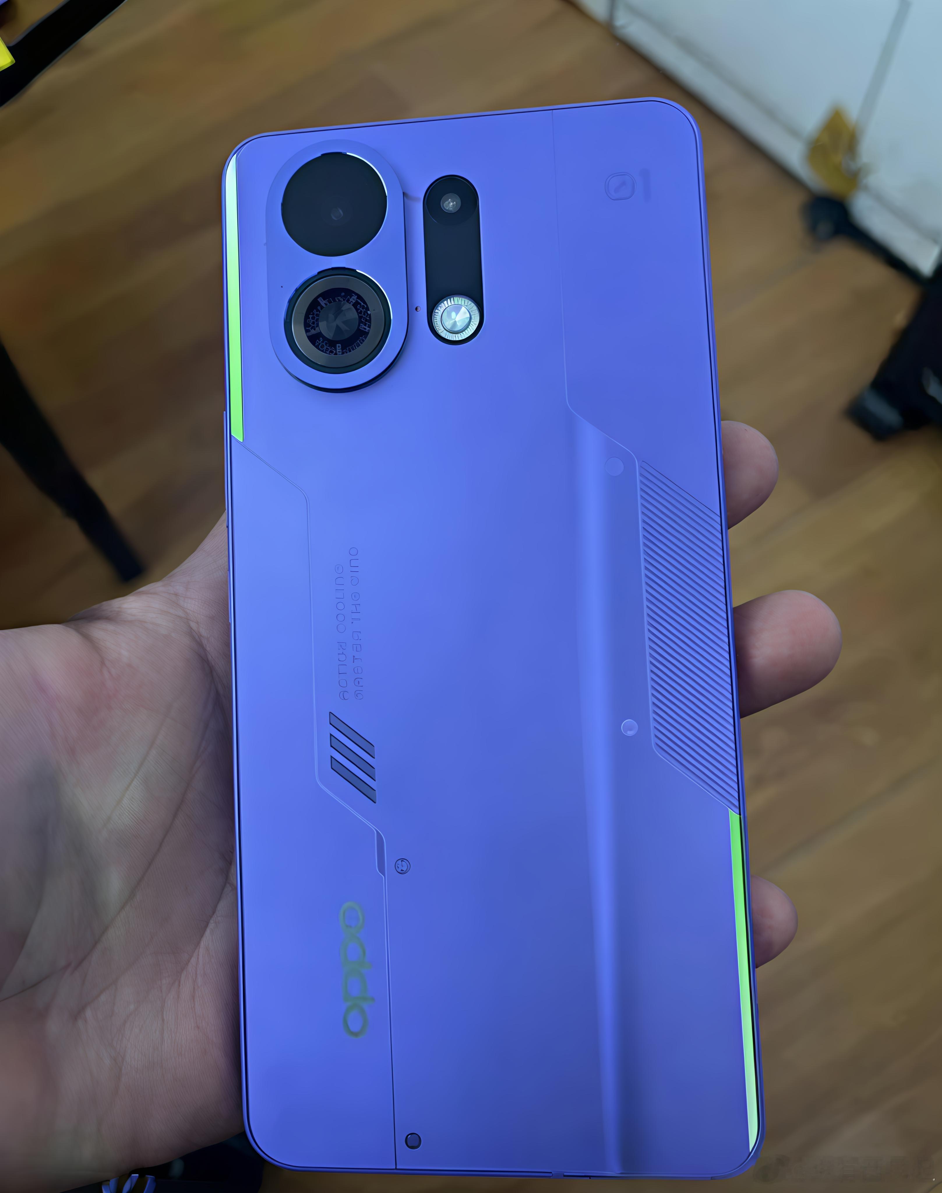 OPPO K13 Turbo真机被曝光，主动散热风扇就在deco位置，RGB灯你