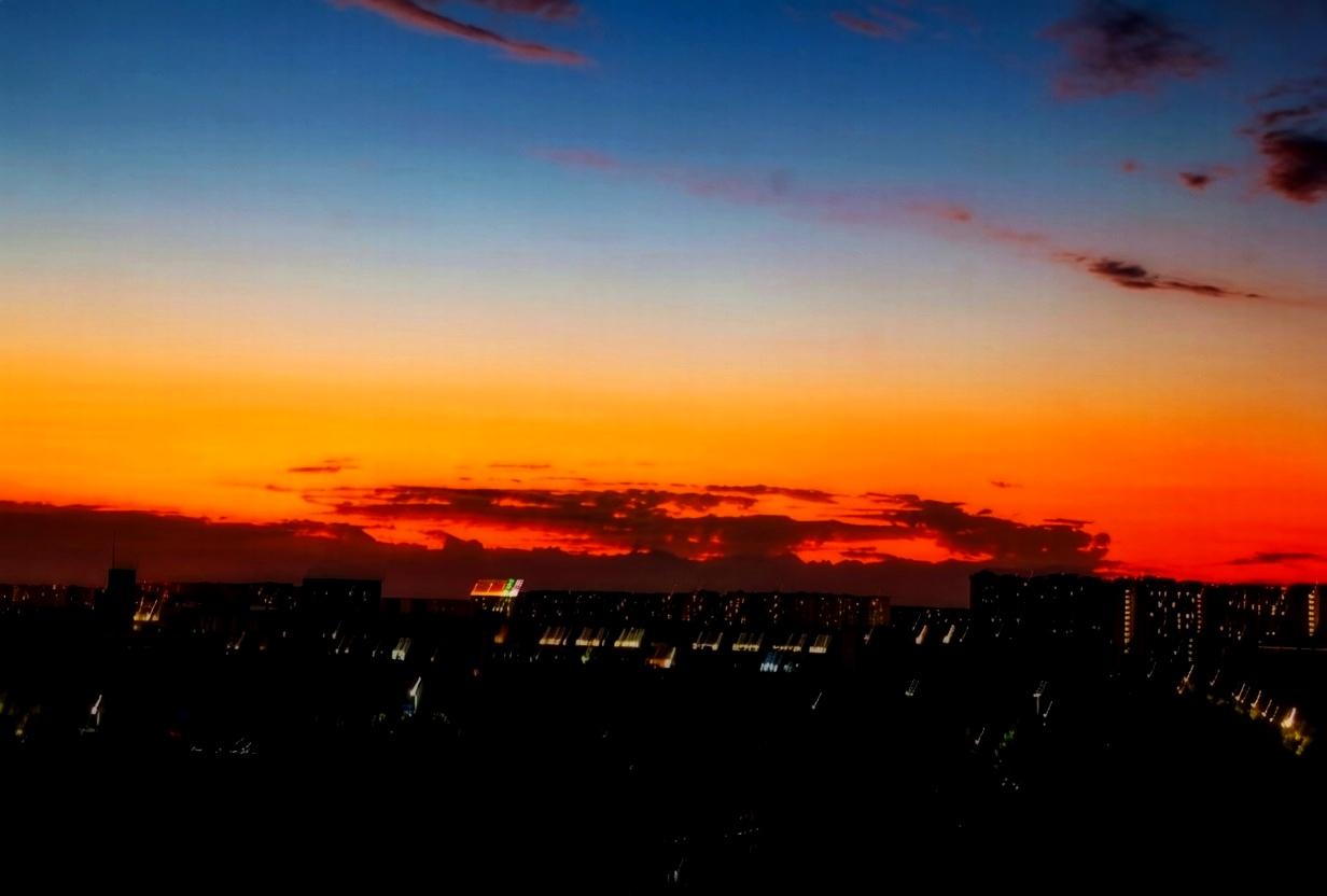 晚霞落幕，夜色登场。晚霞 城市天际线 治愈系风景慢下来看世界 被晚霞治愈的瞬间
