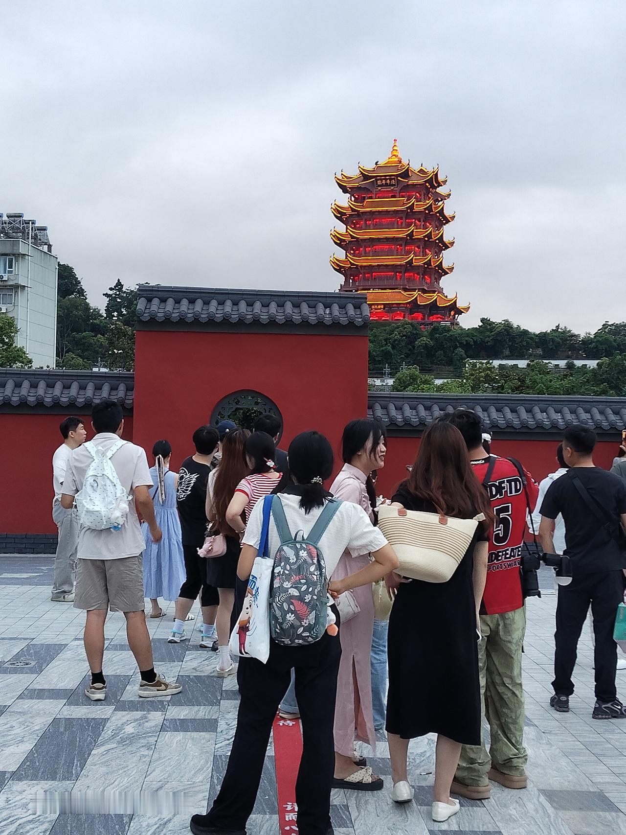 印度的气温为什么报的那么高？因为印度是个开放的国家，报的是室外实际温度。太阳是公
