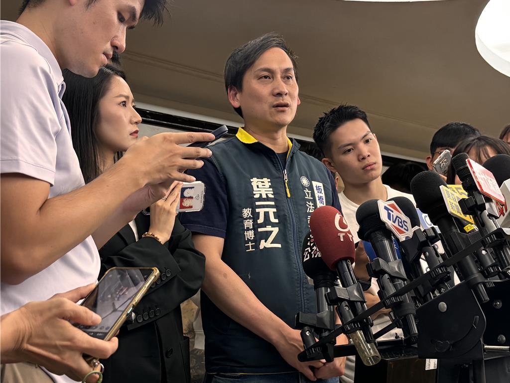 扫街助理遭民众“肘击”叶元之怒批苏巧慧应道歉
国民党“立委”叶元之26日陪同新北