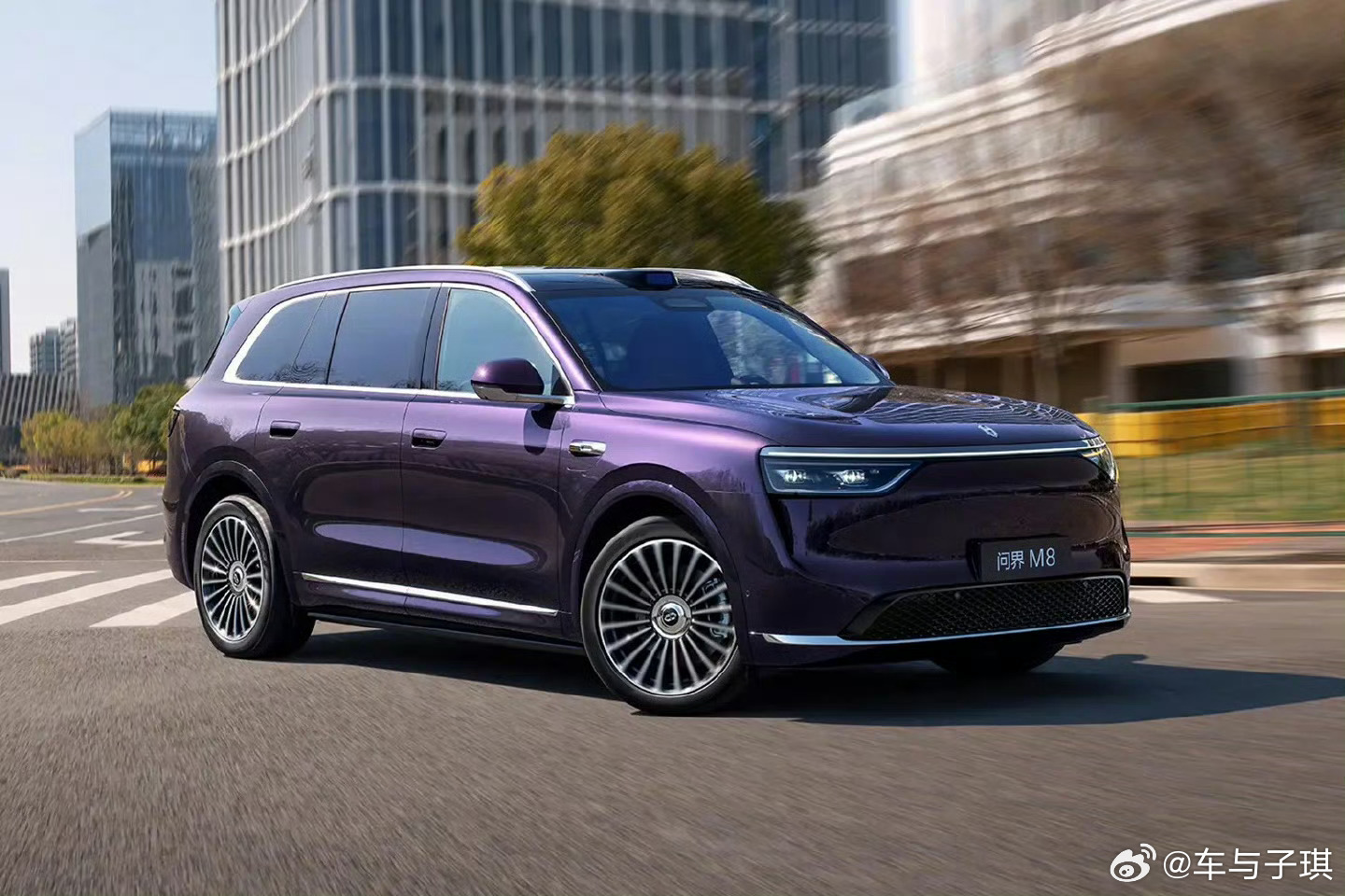 作为家用SUV，问界M8用下来确实省心又踏实。鸿蒙智行的智能功能很贴合日常，OT