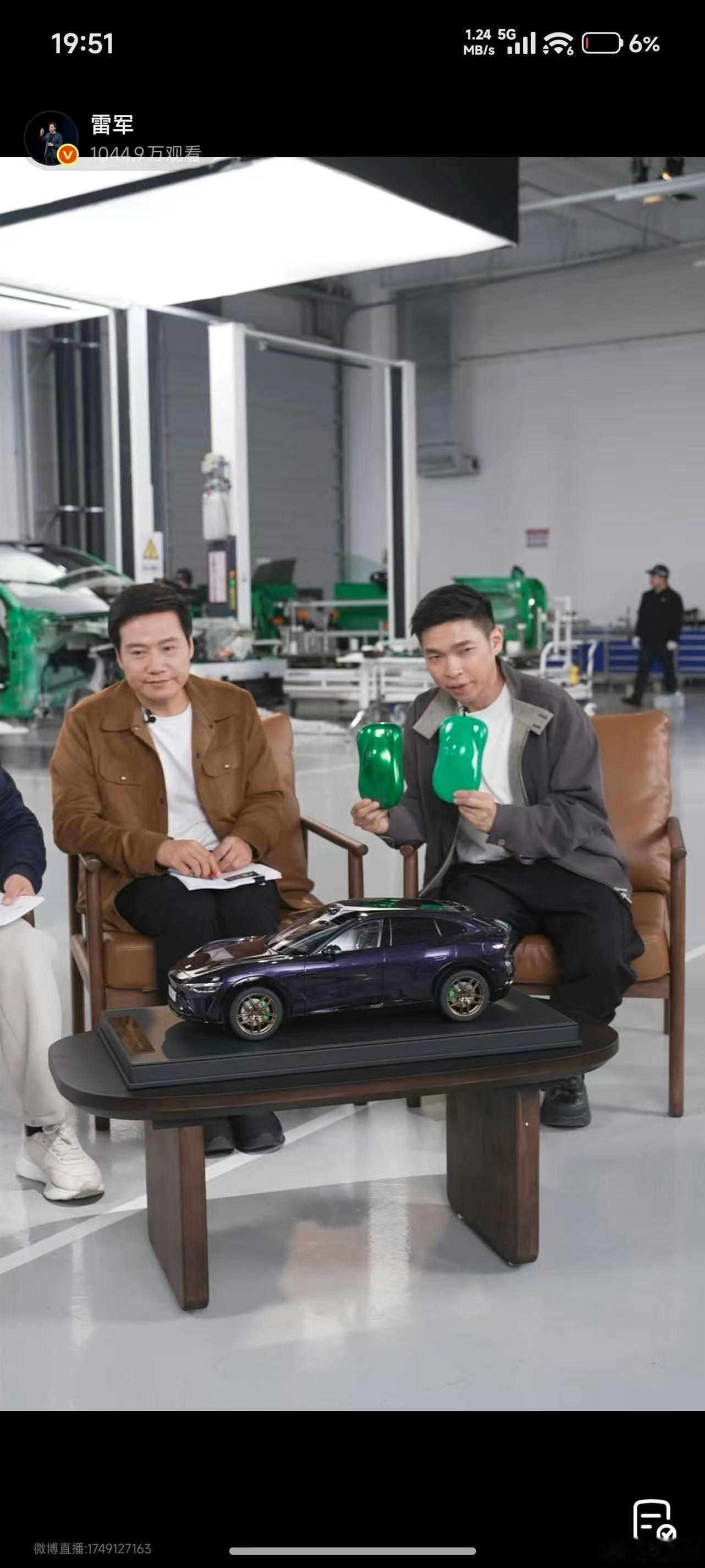 前几天我和一个设计师沟通了一台车的绿色我以前搞过一个绿色传播左边这个绿色，就是李