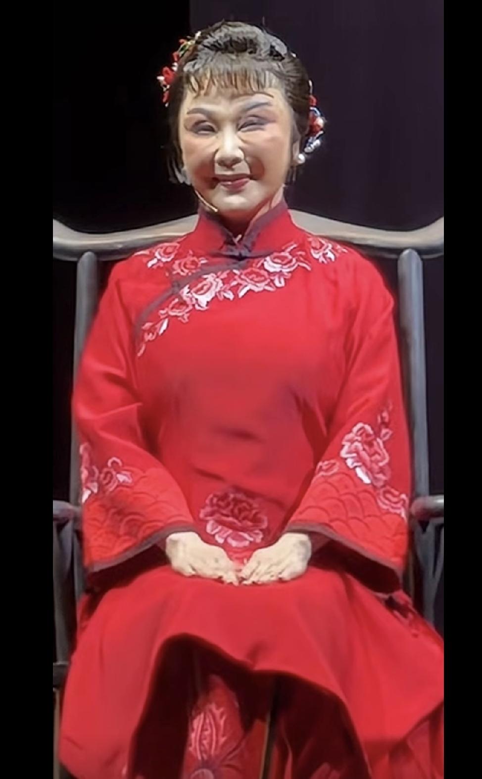 戏曲演员医美真的需要谨慎！天津评剧院曾昭娟就是一个现实例子。看舞台定格画面，面部
