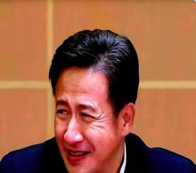 导演高群书把8万一集的孙红雷挡在门外，转身把钱砸进了石家庄呛人的尘土里。
灰扑扑