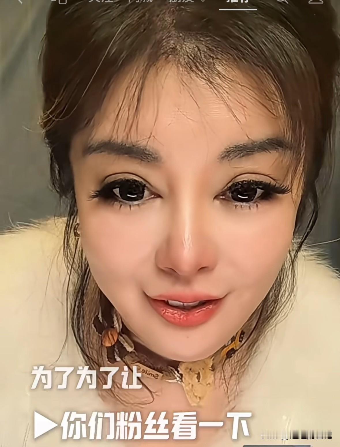 于文红直播，任任在一旁感慨道，“直播真不容易，现在都得站着播了”，看来是真心疼于