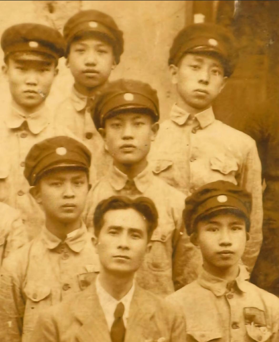 1945年，日军进犯广东曲江，仲元中学成城防前线。校长梁镜尧率70余名师生拒撤守
