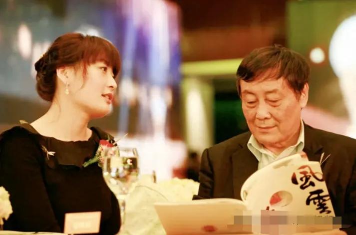 宗馥莉隐忍了30年，终于狠狠的拯救了14岁的自己。 作为在异国他乡的叛逆期孩子，
