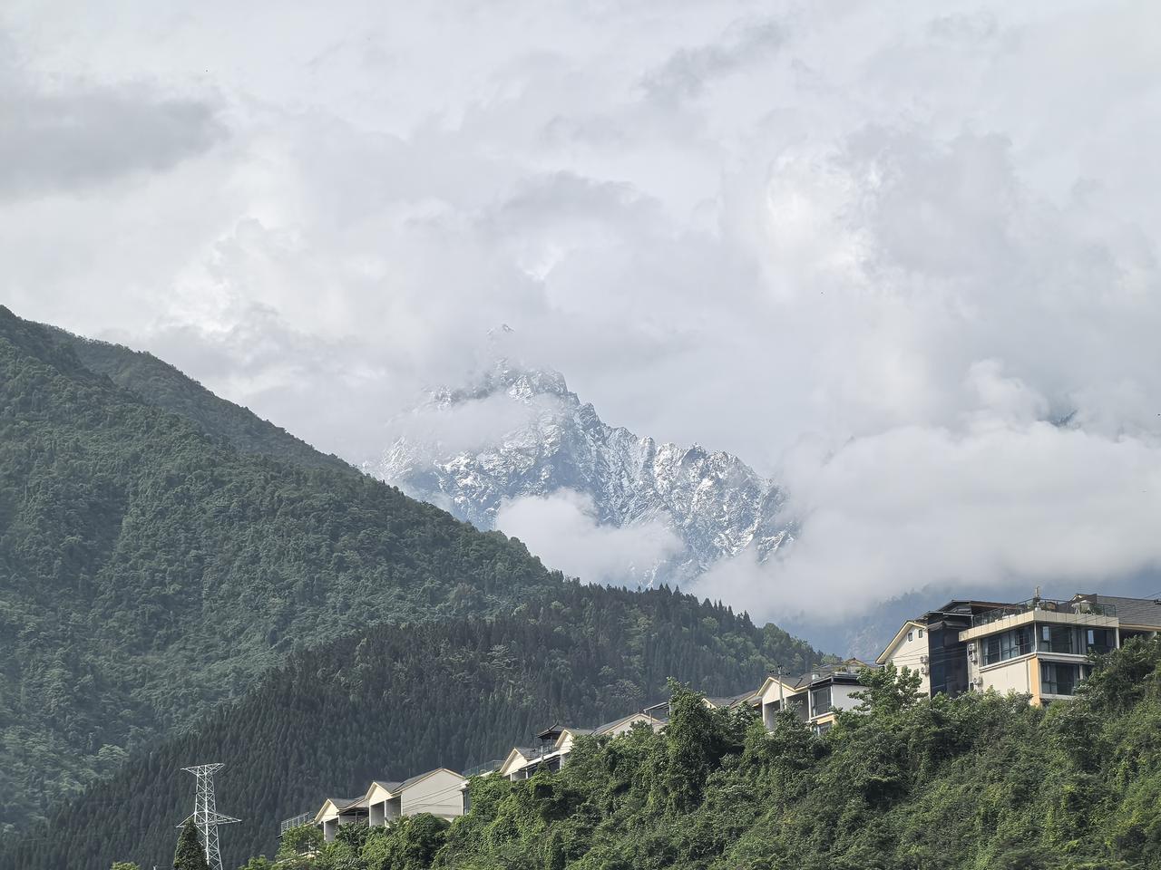 在雪山下面，也在开发房地产？


午后的龙门山，雪山发出耀眼的光芒。山上云雾缭绕