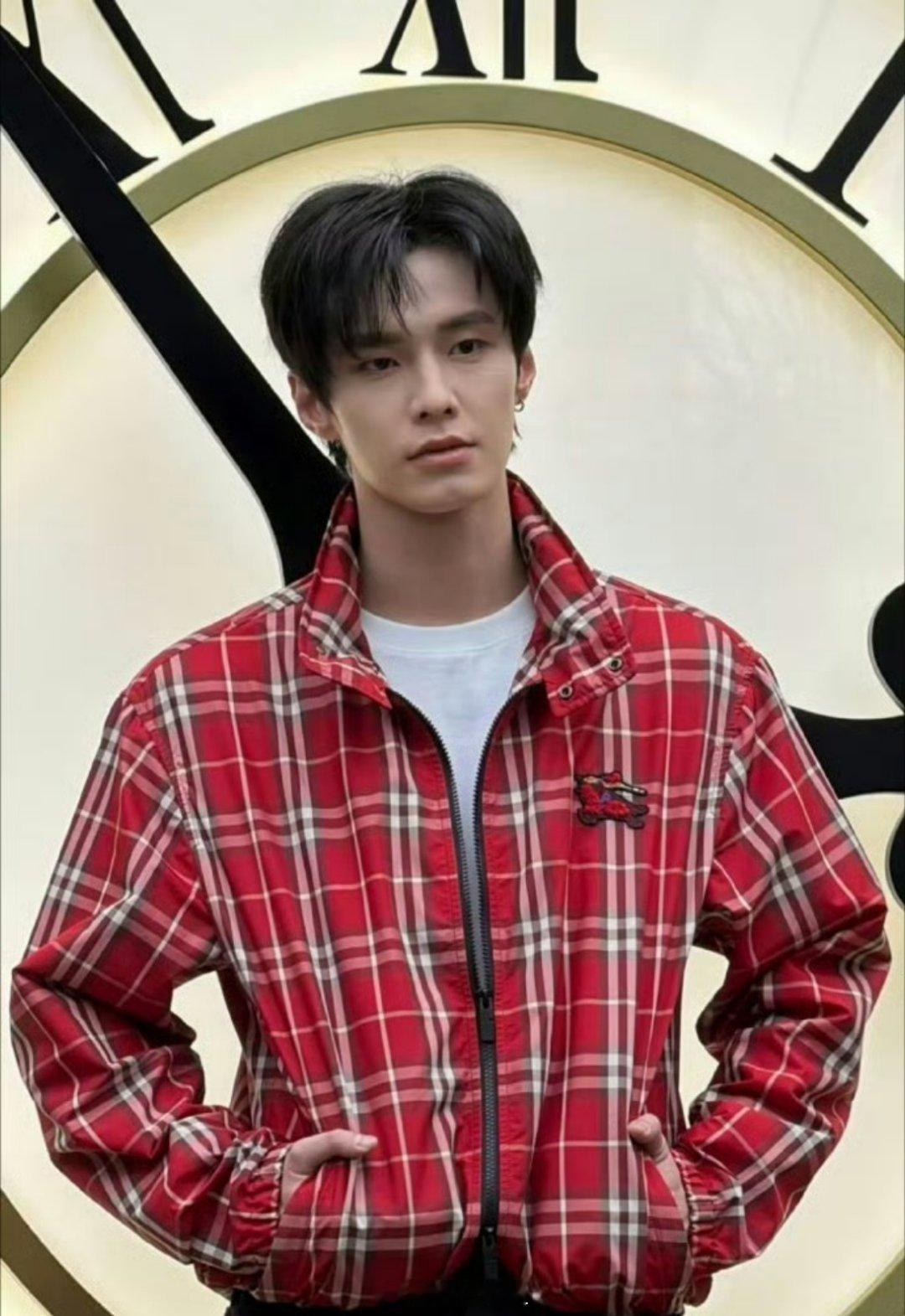 陈哲远VS何与两位待爆流量小生今日份线下生图来了，发型都差不多，客观评价一下，谁