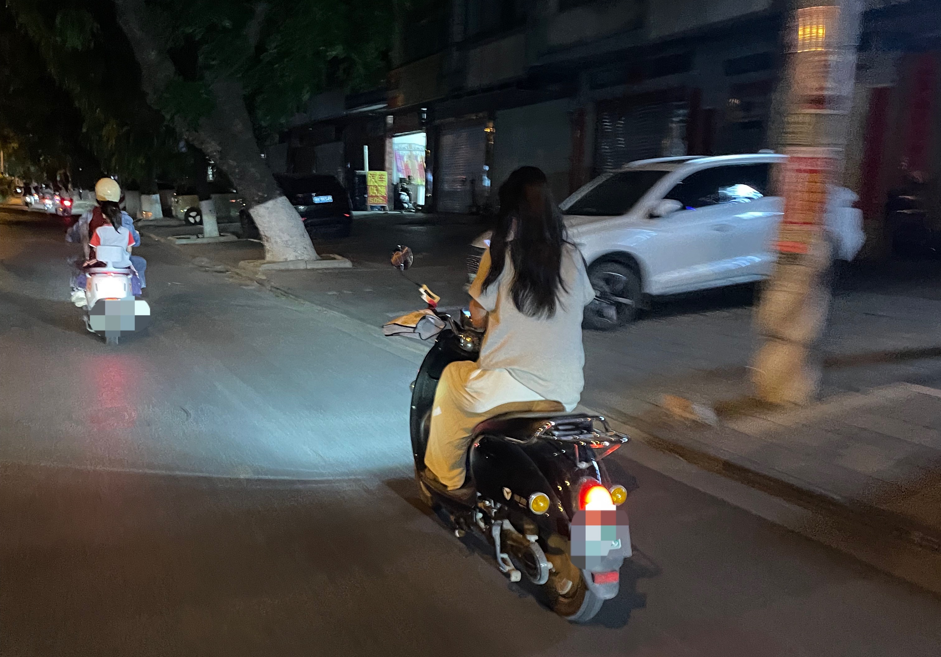 【玉林北流一女子骑电车还一路玩着手机】近日，网友爆料称：玉林市北流城区看见了一名